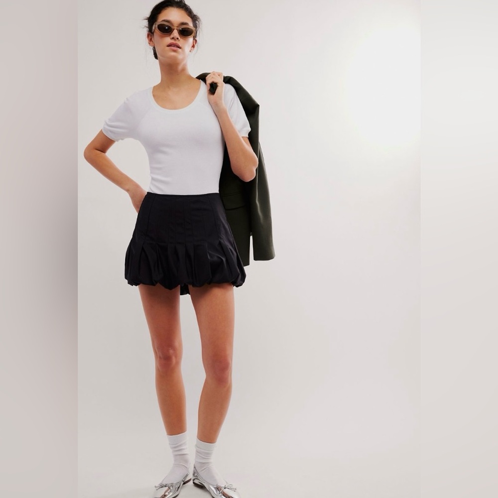 Free People Lazy Daisy Bodysuit
Style No: 88333398
Color Code: 010